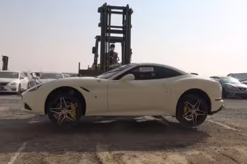 Свалка авто в Дубае, carscoops