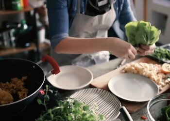 Приготовление еды. Фото: скрин youtube