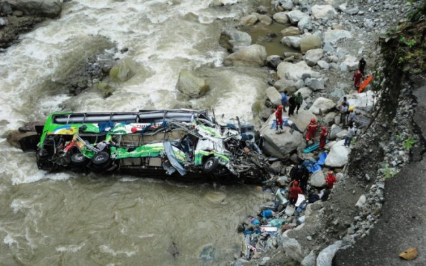 Переполненный китайский автобус рухнул в реку: множество жертв