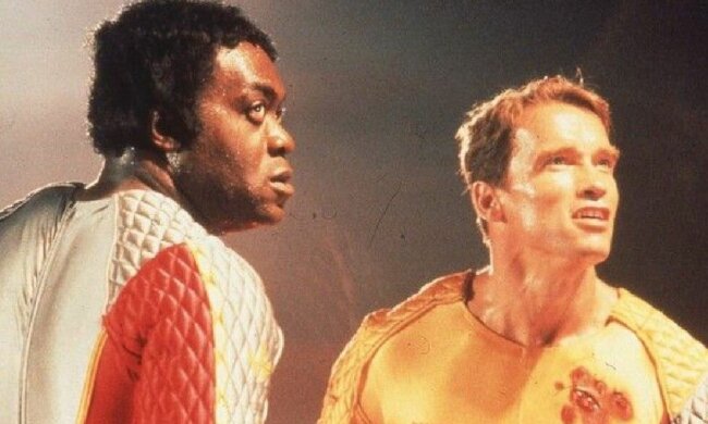 Яфет Котто и Арнольд Шварценеггер в фильме "Бегущий человек", скриншот: YouTube