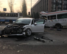 В Киеве переполненный автобус снес иномарку: фото с места аварии