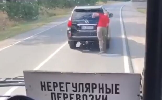 Харків'янин епічно покарав мажора за повільну їзду - машину шкода