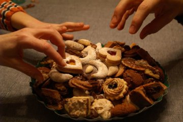Дівчина запхала до рота занадто багато печива і померла