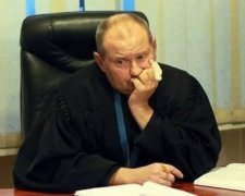 Судья-баночник срочно убежал в отпуск