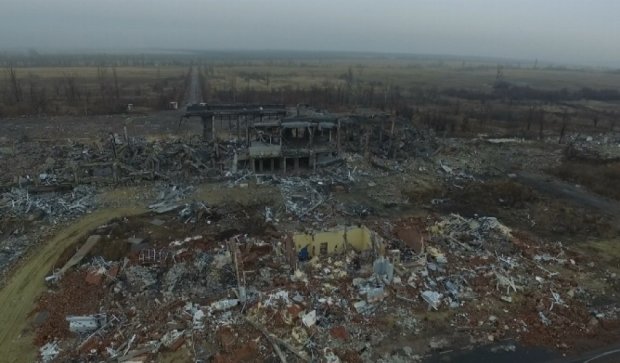  Новое фото руин луганского аэропорта
