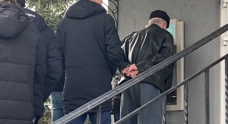 Очередь к банкомату. Фото: скрин youtube