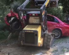Ревнивий батько розніс бойфренду доньки Audi (відео)