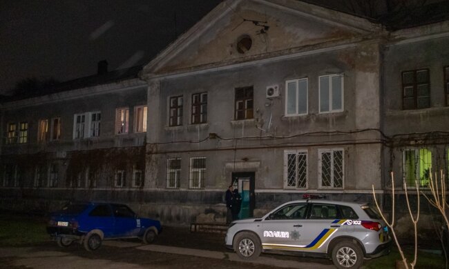 Истерзанного школьника случайно нашли прохожие, а горе-мать лежала и смотрела