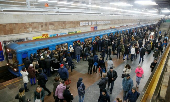 Киевлянам устроили адский понедельник в метро, толкучка и очереди как за колбасой: кадры скандала