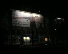 В обесточенном Крыму подсвечивают билборды с Путиным