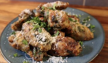 Крыльца, глазированные пармезаном: фото скрин Ютуб