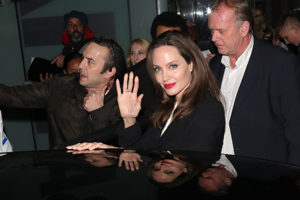 Джоли в компании горячей красоткой покорила Париж, сумасшедший шарм: "С*ски торчат, как дульки"