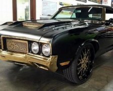 Американец покрыл золотом старый автомобиль