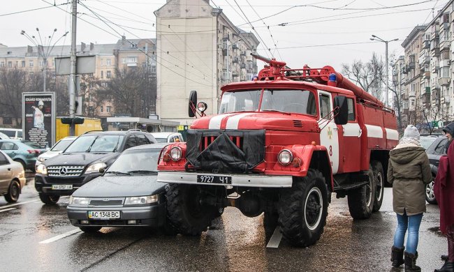 Шкода, горіли не комунальники: у Києві вогнеборці дорогою на виклик провалилися під асфальт