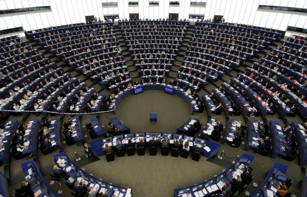 Что дальше будет с интернетом? Европарламент принял скандальный закон