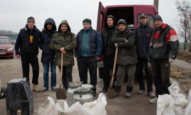 На Харківщині чоловіки вийшли ремонтувати дорогу самотужки (фото)