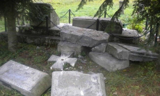 Праві Польщі масово знищують українські пам'ятники