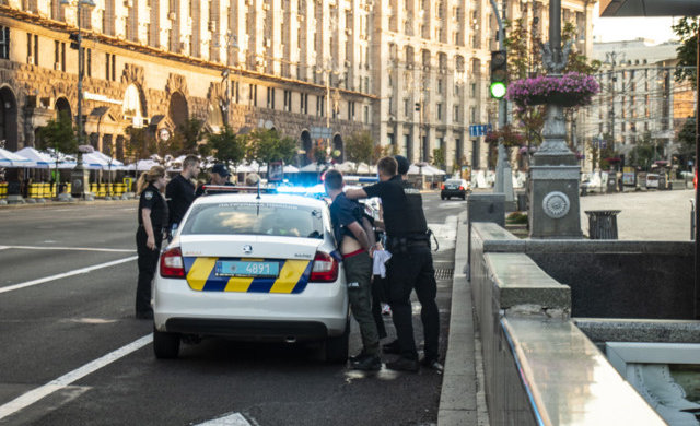 У Києві озвіріла банда молодиків накинулася на копів: Дикий Захід столиці потрапив на відео