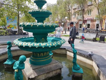 Отбили "голову": в Запорожье малолетние вандалы разгромили визитку города, кадры дичи