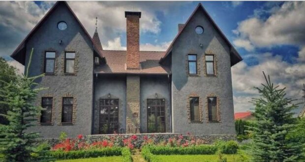Під Києвом продають будинок, стилізований під середньовічний замок (Фото:Оксана Матвєєва / Facebook)