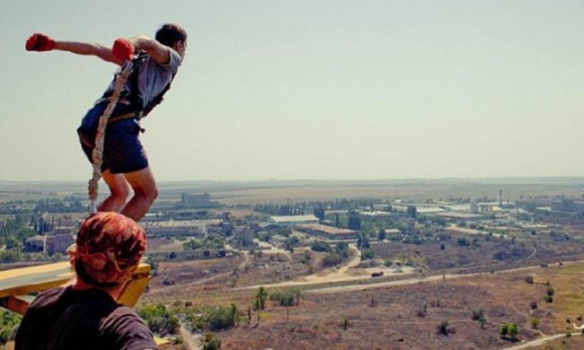 В Одессе экстремалы прыгают со 100-метровой трубы (фото)