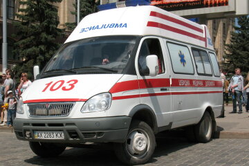 Молитва замість швидкої: у Дніпрі хлопець ледь не помер на вулиці через двох неадекваток