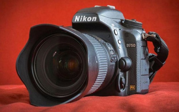Nikon дражнить фанатів тизером унікальної бездзеркальної камери