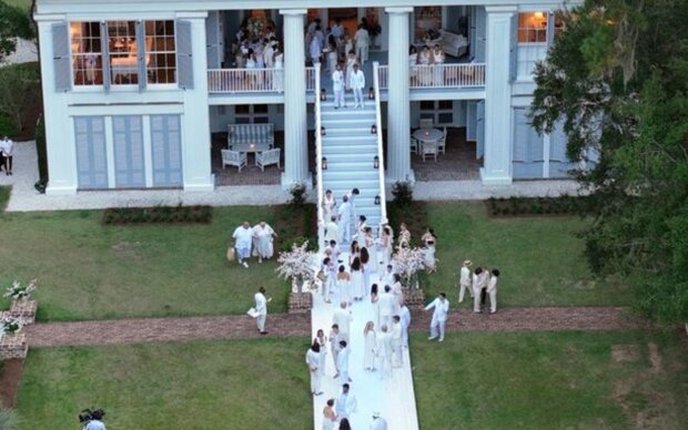 Гості у білому прибувають на коктейльний прийом на весіллі Бена та Джен