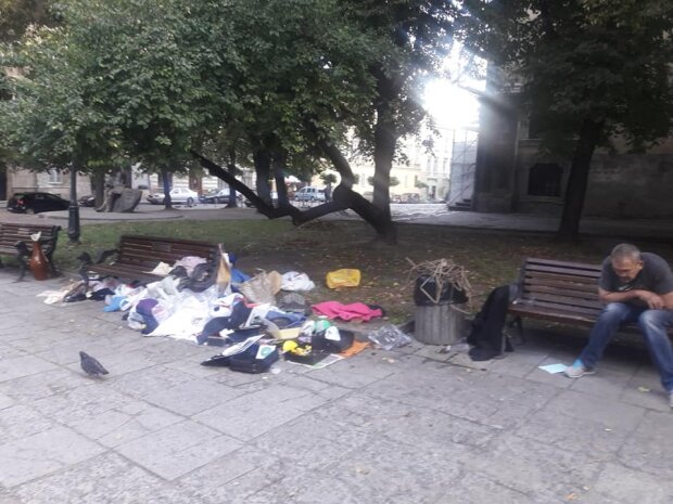 Популярный парк Львова оккупировали бездомные - палатка, бутылки и вонючие тряпки на деревьях