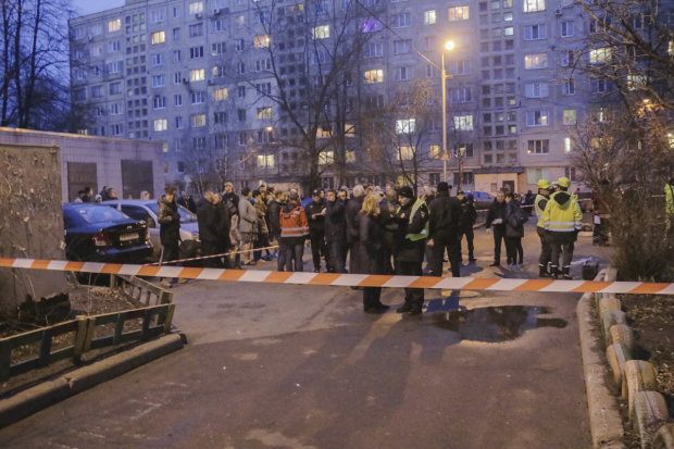 У Києві екстремал "насадив" себе на ліхтарний стовп, видовище не для слабкодухих: фото