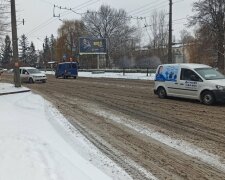 Чернівці засипало снігом, комунальники кинулися в бій: "Без сну і відпочинку"