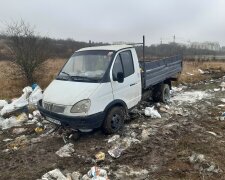 У Львові нахабний водій газельки свинячить під носом у розлючених містян: приїхав, вивернув - і до побачення