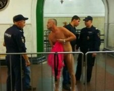 Копы раздели догола мужчину в московском метро