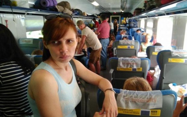 Скандал у потязі: Укрзалізниця виправдалася за стоячі місця