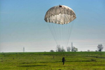 Воины-десантники совершили прыжки с парашютом, facebook.com/pressjfo.news