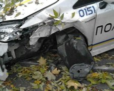 Після удару в дерево у львівського патруля відлетіло колесо (фото)