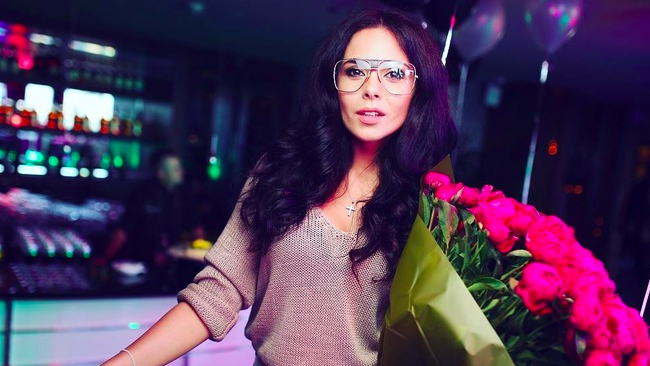 Каменских восхитила фанатов соблазнительной улыбкой: просто сияет