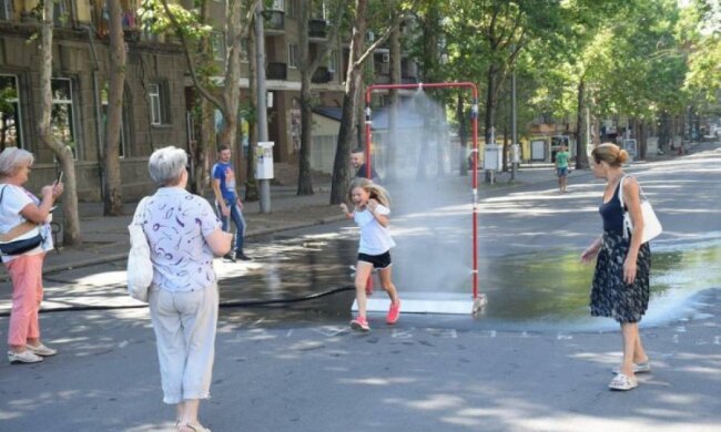 Погода 14 августа: адская стихия заставит украинцев играть в прятки
