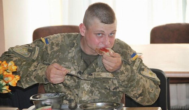 Спаржа, арбуз и мясо: армейцы попробовали еду по стандартам НАТО (фото)