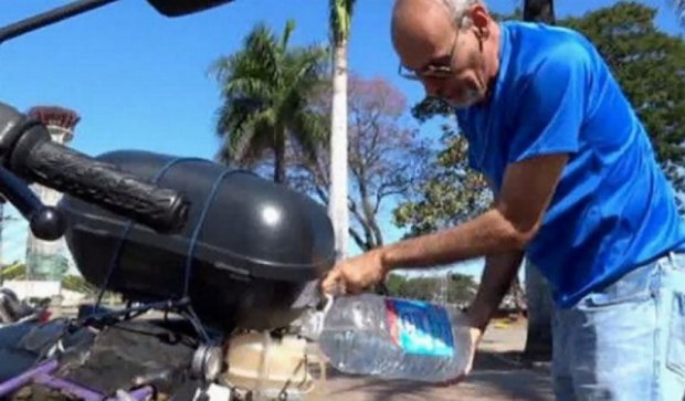 Бразилец создал мотоцикл, работающий на воде (видео)