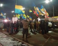 Кияни заспівали під посольством Росії в підтримку кримчан