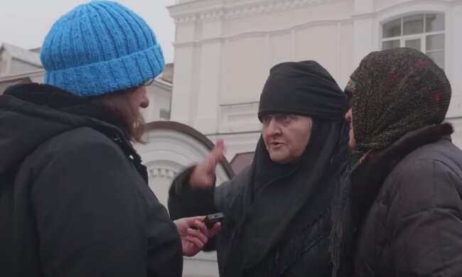 Почаївські фанатки. Фото: Youtube