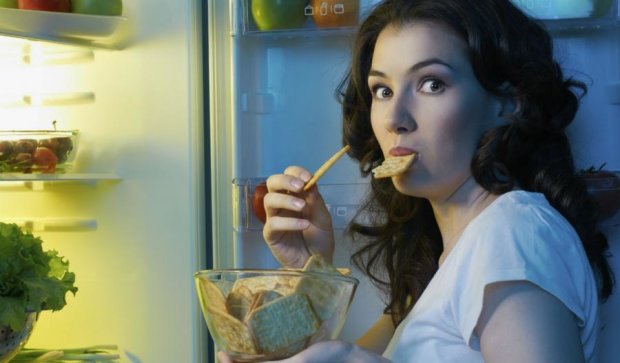 Зачини холодильник: 3 причини не їсти на ніч
