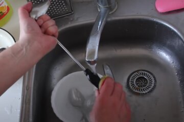 Мытье посуды. Фото: скрин youtube