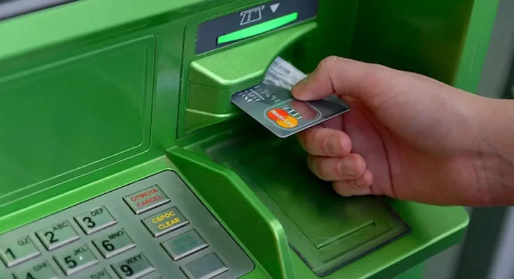 Банкомат видає готівку: ліміти на зняття