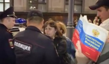 Це Росія: москвичів затримали за публічне читання конституції