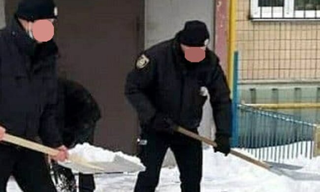 Полицейские убирают снег, фото: Telegram Ху*вый Киев