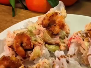 Рулетики з креветками, ікрою та огірком, кадр з відео