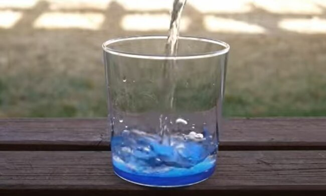 Стакан води, скріншот: YouTube