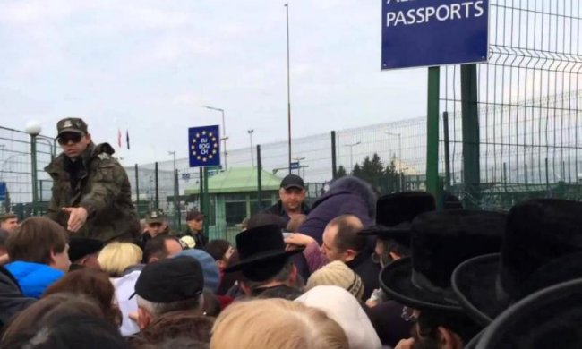 Бажаючі виїхати в ЄС заблокували село: довелось залучати поліцію